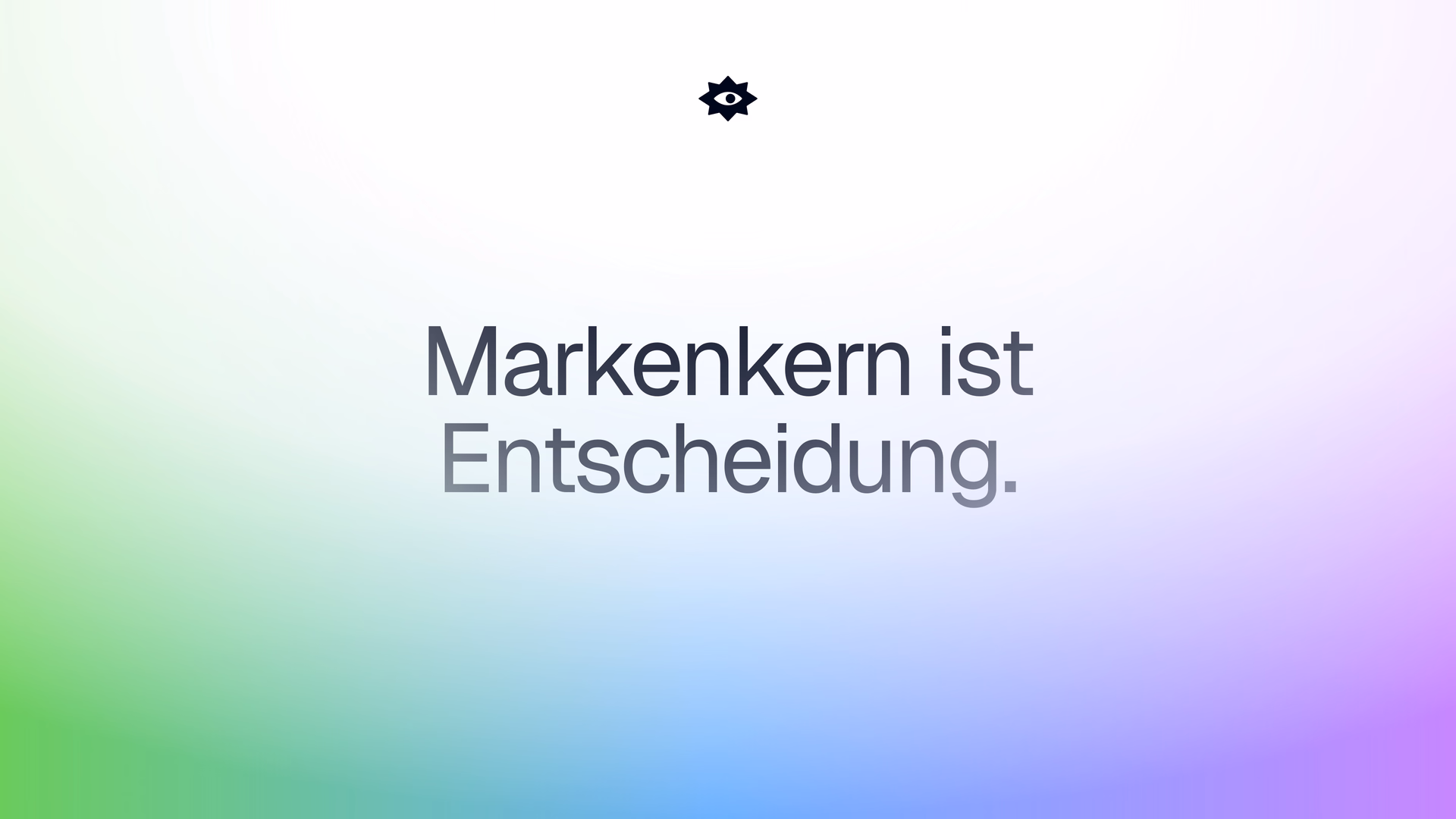 Keyvisual des Artikels mit dem Titel „Markenkern ist Entscheidung.“ auf einem Verlauf von Grün nach Blau