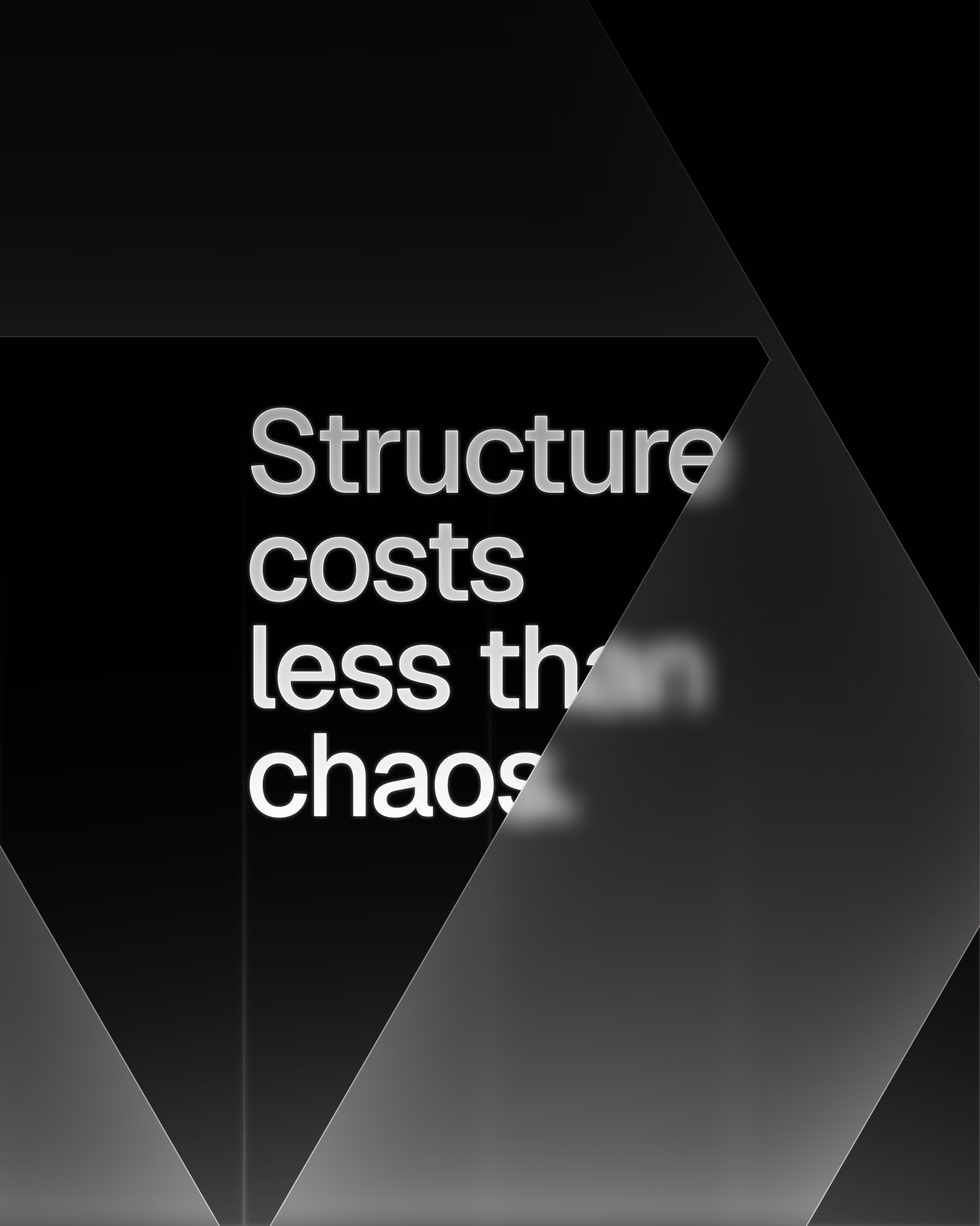 Markenmotiv „Structure costs less than chaos“ auf schwarzen Flächen